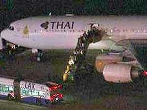 A imagem da KTLA TV, de Los Angeles, mostra os passageiros deixando aeronave da companhia aera tailandesa.