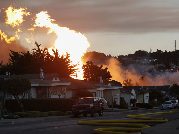 Incêndio na cidade de San Bruno, nos Estados Unidos, atinge  diversas residências.