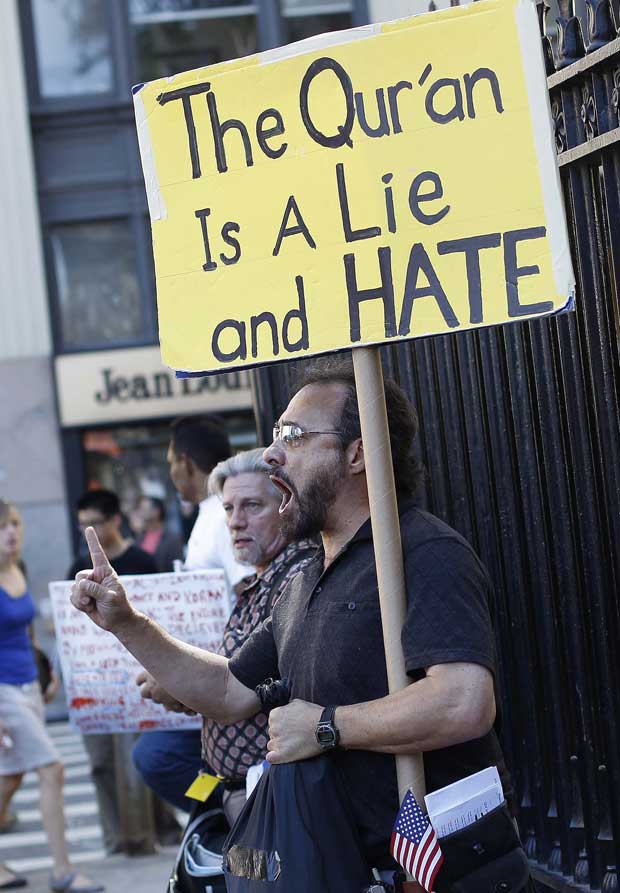 Manifestante perto do World Trade Center segura cartaz: 'O Islã é mentira e ódio'