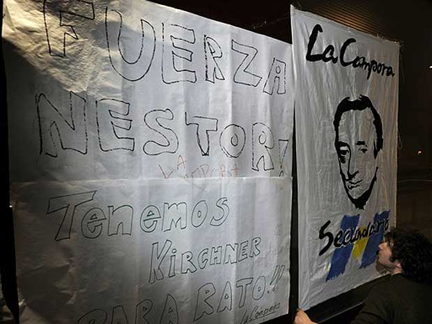 Simpatizantes de Néstor Kirchner levam cartazes e banners à clínica onde ele foi internado, desejando ‘força’ para o ex-presidente.