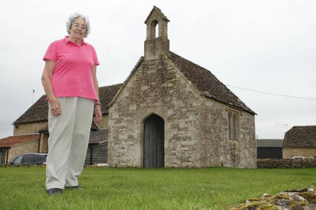 Bindy Collins é dona da menor igreja do Reino Unido.