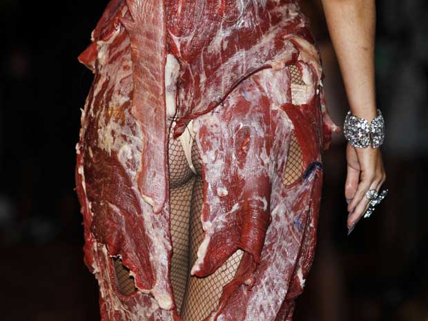Vestido polêmico de lady Gaga: aberto e que leva pedaços de carne. 
