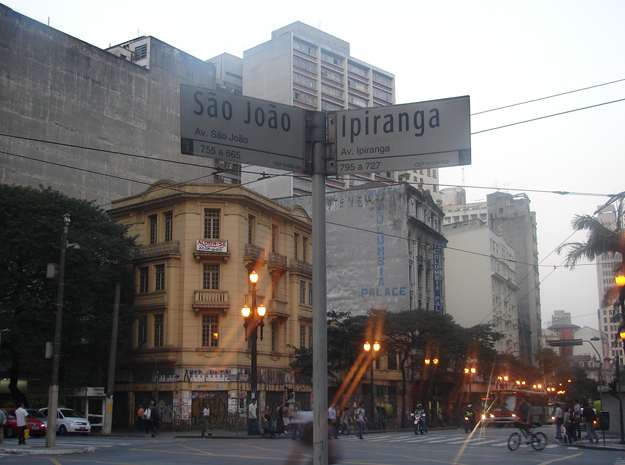 Local do antigo Bingo Sampa (prédio amarelo) está desocupado há quase 2 anos