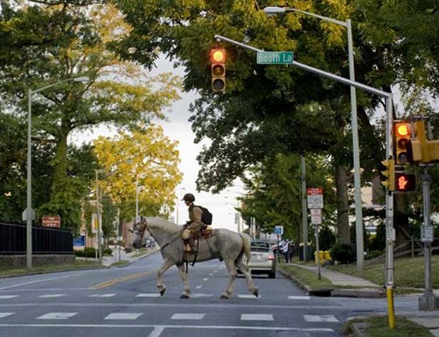 Roby Burch vai diariamente a cavalo para a escola.