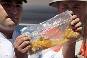 Familiares enviam comida e recebem cartas de mineiros presos (Luis Hidalgo/Reuters)