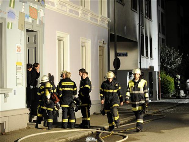 Bombeiros em frente ao conjunto de apartamentos, onde foram escutados disparos e uma explosão.