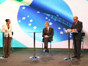 Marina Silva (PV), Plínio Sampaio (PSOL) e José Serra (PSDB) durante debate em Recife nesta segunda (20). 