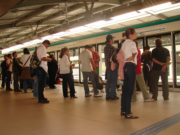 Passageiros aguardam trem na plataforma da estação Tamanduateí 