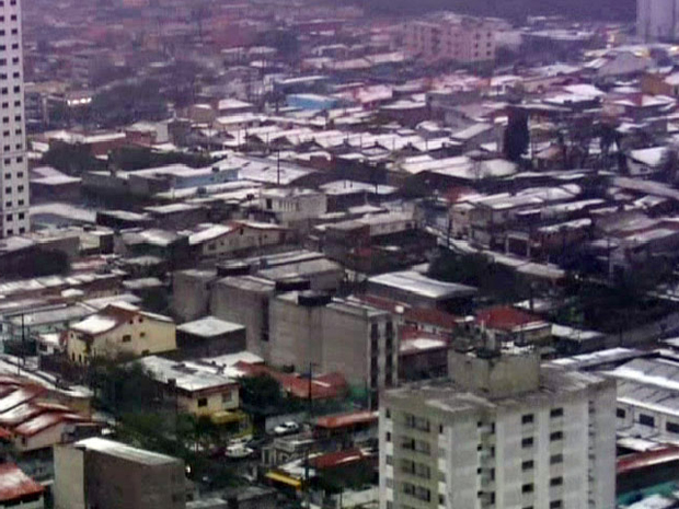 Telhados de casas em Guarulhos são tomados por granizo