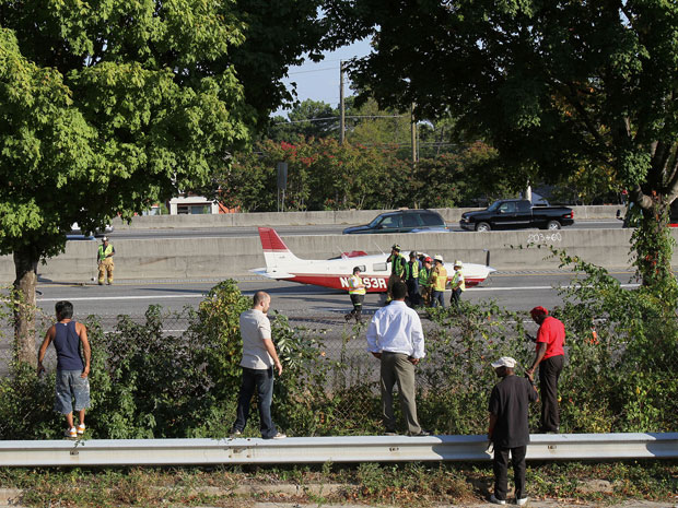 Moradores observam avião que fez pouso de emergência na Interstate 85, próximo a Atlanta, nesta segunda-feira (20).