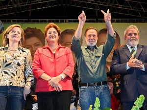 Gleisi Hoffman, Dilma Rousseff, Osmar Dias e Lula em comício em Curitiba nesta quarta (22)