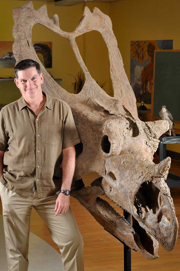O cientista Scott Sampson com o crânio do Utahceratops gettyi