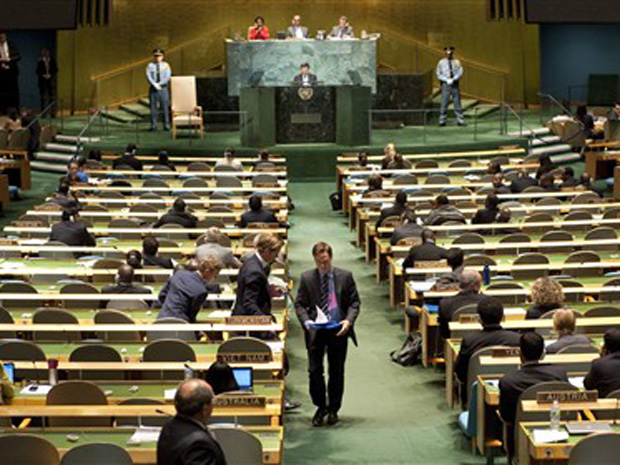 Diplomatas deixam a sala durante o discurso do iraniano nesta quinta (23).