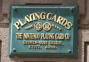 Placa de loja da Nintendo da época que vendia cartas de baralho.