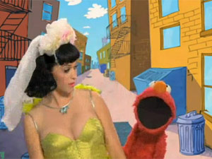 Katy Perry, em dueto com o personagem Elmo, de 'Vila Sésamo'
