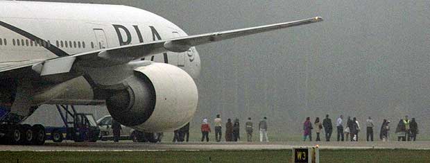 Passageiros deixam a aeronave sem tumulto.