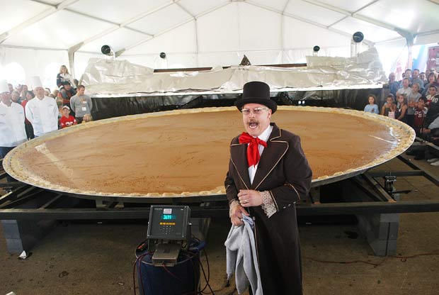 Torta de abóbora mede 6,1 metros de diâmetro e pesa 1,68 tonelada.