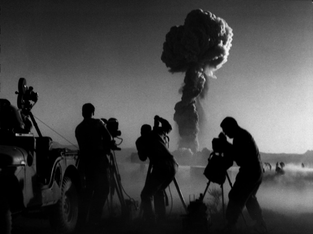 Fotografia feita no exato momento de uma explosão nuclear captada por vários câmeras durante teste em Nevada, em 1957