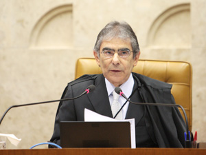 Ministro Carlos Ayres Britto em julgamento de caso do deputado Tatico