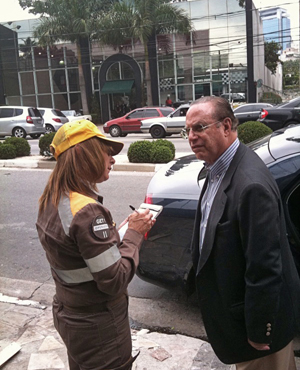 Maluf conversa com agente de trânsito na Rua Gumercindo Saraiva, em Sâo Paulo.