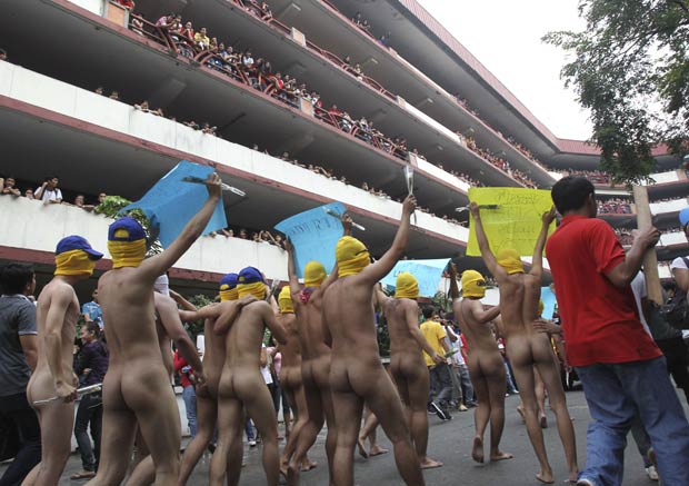 Estudantes correram nus pelo campus da Universidade Politécnica das Filipinas.