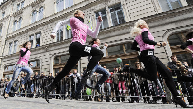 As competidoras usaram saltos de pelo menos oito centímetros, na quarta edição da prova, organizada por uma revista feminina.