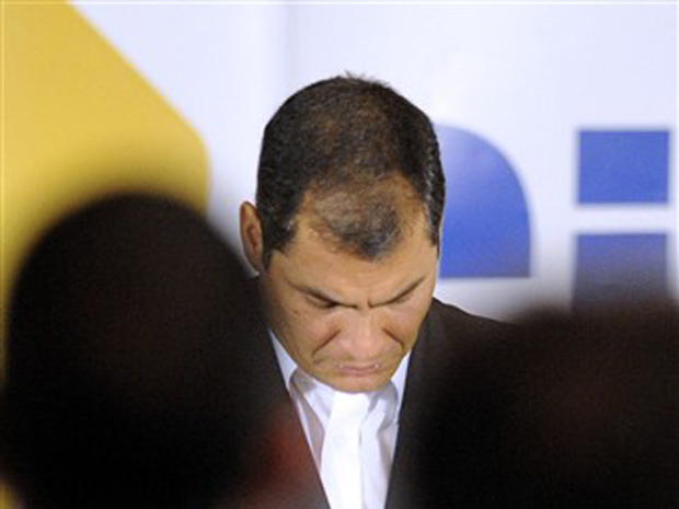 O presidente do Equador, Rafael Correa, faz minuto de silêncio neste sábado (2) em Quito.