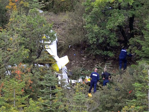 Eles voltavam de Charente-Maritime, onde o pai, Renaud Ecalle, de 30 anos, havia se apresentado. O avião desapareceu no final da tarde de domingo e seus destroços foram achados nesta segunda. As autoridades ainda não sabem o que causou o acidente.