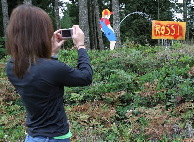 Allison Levine, de Seattle, fotografa cartaz de menino urinando em propaganda de candidato.