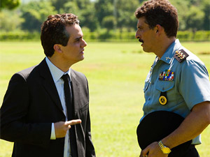 Wagner Moura e Milhem Cortaz, agora como 'Coronel Nascimento' e 'Capitão Fábio', em cena de 'Tropa de elite 2'
