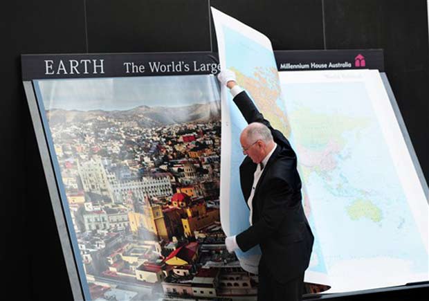 Australiano Gordon Cheers mostra o livro gigante.