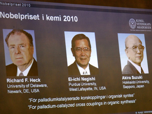 Os três premiados com o Nobel de Química em 2010 são mostrados durante o anúncio no Karolinska Institutet, em Estocolmo.