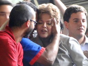 Candidata do PT à Presidência da República, Dilma Rousseff, durante campanha em Minas Gerais, nesta quinta-feira (07).