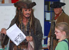 Depp visita colégio inglês vestido de pirata (AP)