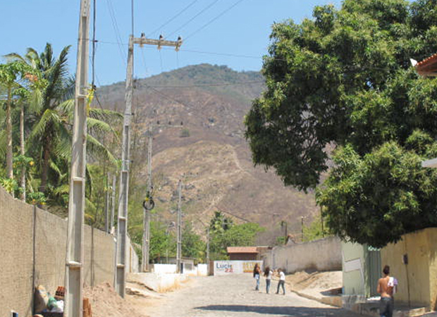 Estudantes caminham no acesso ao bairro Picos, onde Tiririca viveu na infância