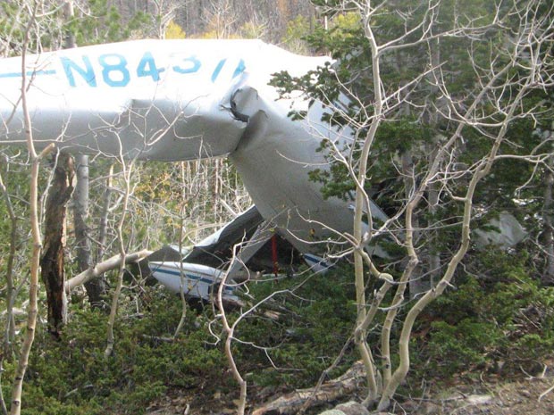 Destroços de pequeno avião que caiu no condado de Garfield, matando dois guardas florestais do parque Glen Canyon, no sul do estado americano de Utah. Os dois estavam acompanhando uma caçada a um alce, no sábado, quando o avião desapareceu.