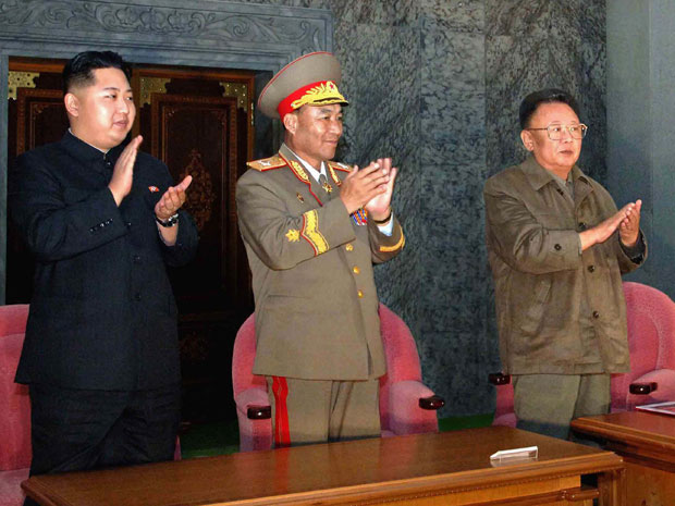 Foto divulgada por agência oficial norte-coreano nesta segunda-feira (11) mostra Kim Jong-il (à dir), e seu filho Kim Jong-un (à esq), durante as festas de 65 anos do país, celebradas na véspera. No centro, está o principal comandante do Exército do país, (Foto: AP)