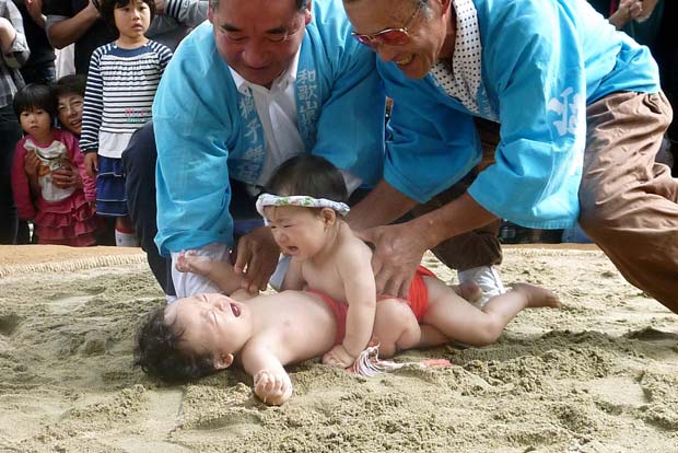 Dois bebês simularam uma luta de sumô durante um evento tradicional no domingo em Kainan, no Japão. Segundo a tradição, se as crianças sujam suas costas no ringue de sumô, elas vão crescer saudáveis.