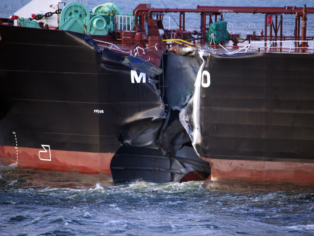 Navios se chocaram a 30 quilômetros da costa holandesa; óleo de um deles vaza no oceano.