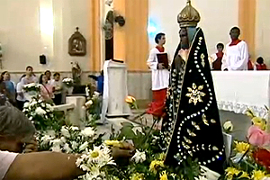 Cariocas fazem manifestação de fé no Dia de Nossa Senhora Aparecida (Foto: Reprodução / TV Globo)