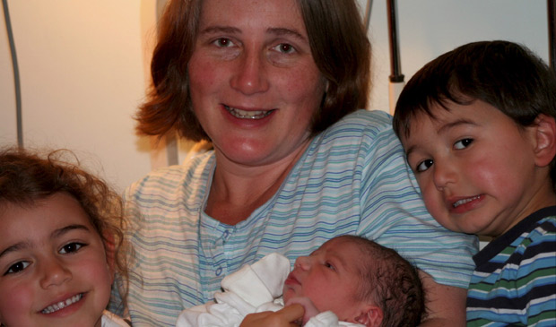 Jennifer Allali com os três filhos: pais estão preocupados com festa de aniversário