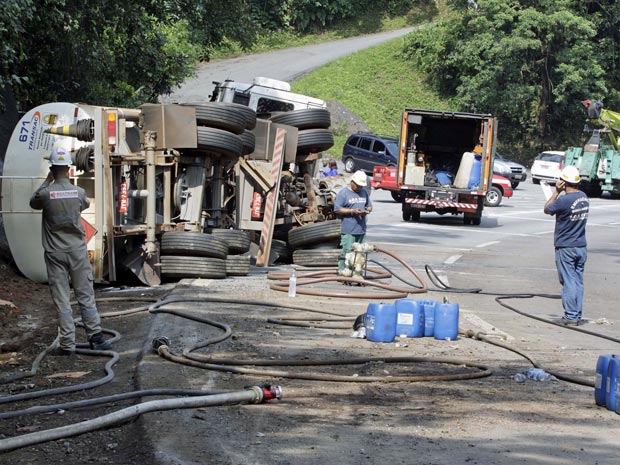 Caminhão carregado com álcool que tombou na altura do km 46 da Rodovia Anchieta, na região de Cubatão, Baixada Santista, neste sábado (16)