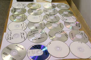 Foram apreendidos com o suspeito, 24 CDs e um HD do computador pessoal, contendo material de pedofilia, segundo a polícia. 
