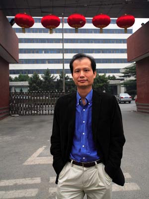 Fang Shimin, escritor também conhecido pelo codinome Fang Zhouzi, dirige o site New Threads, que expôs mais de 900 pesquisas falsas em Pequim