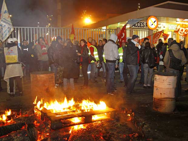 Trabalhadores em greve bloqueiam a entrada da refinaria de petróleo de Grandpuits, a leste de Paris.