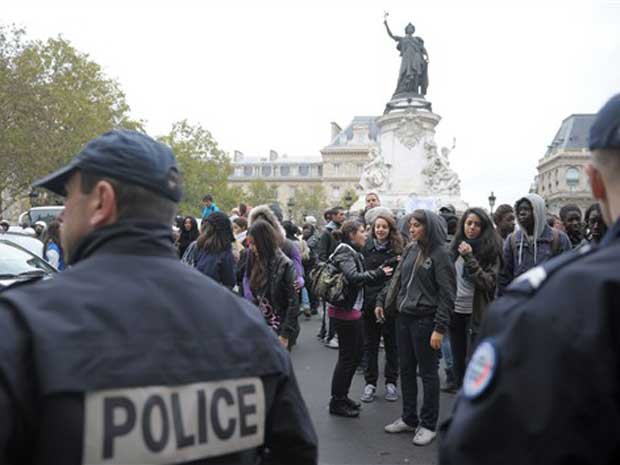 Estudantes conseguiram bloquear o tráfego em várias regiões de Paris, como na Praça da República.