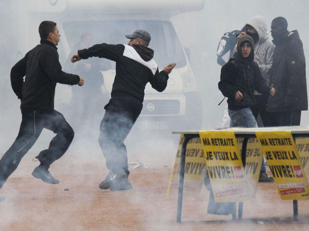 Estudantes enfrentam polícia durante protesto em Lyon nesta terça-feira (19).
