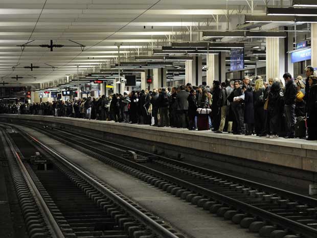 Estações de trens estão lotadas na França, especialmente em Paris.
