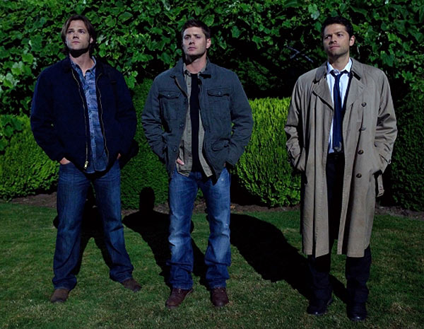 Os protagonistas de Supernatural: Jared Padalecki (Sam Winchester, à esq.), Jensen Ackles (Dean Winchester) e Misha Collins (Castiel)