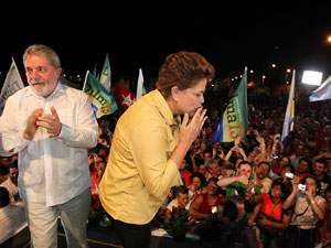 A candidata Dilma Rousseff e o presidente Lula em comício nesta sexta (22) em Uberlândia